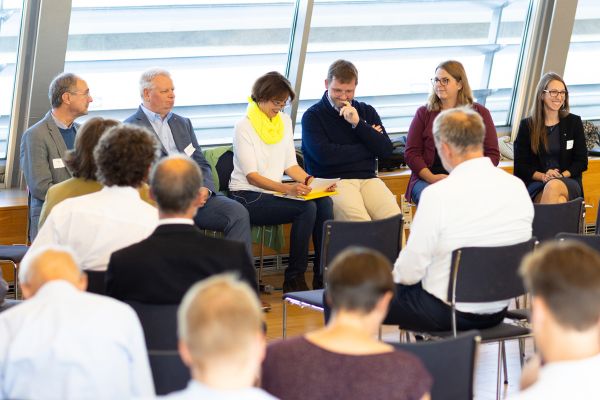 Fishbowl-Diskussion: Andreas Dorda (BMK), Andreas Demmer (Zentralverband Spedition & Logistik), Ruth Picker (Moderatorin), Hannes Kern (IRIS), Andrea Sonnleitner (BEST), Julia Vopava-Wrienz (Montanuniversität Leoben)