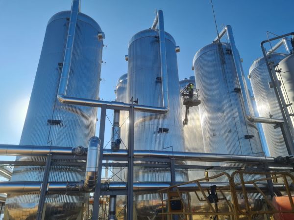 Die Solaranlage wurde 2023 von Azteq/Solarlite errichtet, wird von ENGIE Spain betrieben und die Wärme an die Brauerei Heineken Sevilla geliefert. Neben der Parabolspiegel-Solarfläche von 43.000 m² (30 MW Leistung) sorgen Hochtemperaturspeicher (8 x 200 m³) für einen hohen Deckungsgrad von 60-70%